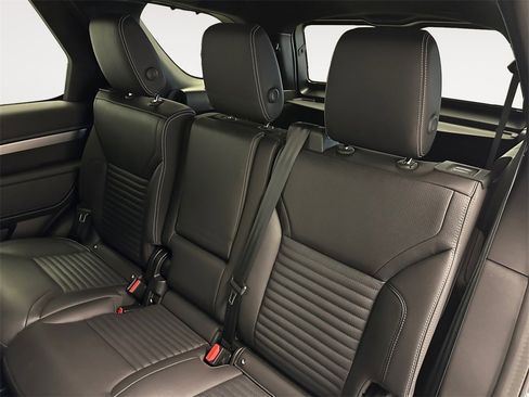 Used 2024 Land Rover Discovery Dynamic SE image 13