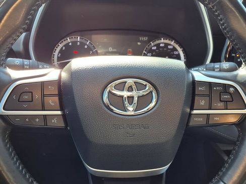 Used 2022 Toyota Highlander XLE image 12