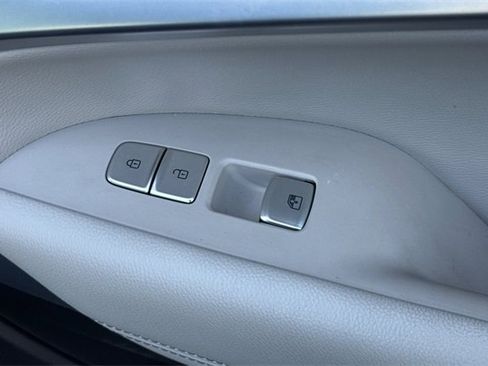 Used 2023 Genesis G70 2.0T image 21