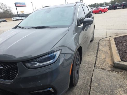 Used 2022 Chrysler Pacifica Touring-L image 2