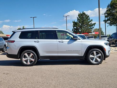 Used 2022 Jeep Grand Cherokee L Limited AWD/4WD image 2