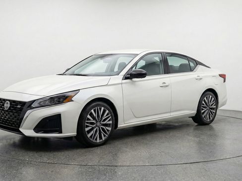 Used 2025 Nissan Altima 2.5 SV FWD image 3