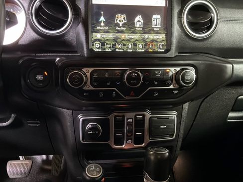 Used 2018 Jeep Wrangler Unlimited Sahara w/ Uconnect 4C Nav & Sound Group AWD/4WD image 33
