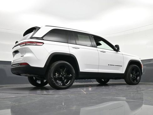 Used 2024 Jeep Grand Cherokee Limited w/ Black Appearance Package AWD/4WD image 34