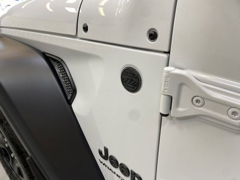 Used 2025 Jeep Wrangler Sport image 17