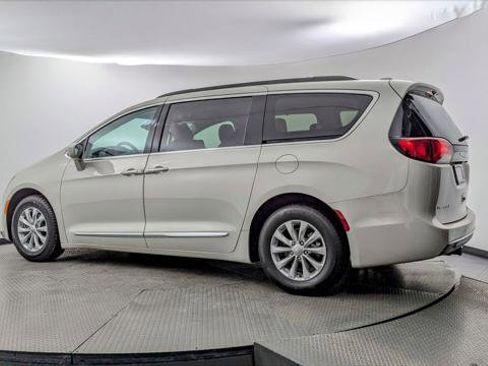 Used 2017 Chrysler Pacifica Touring-L image 6