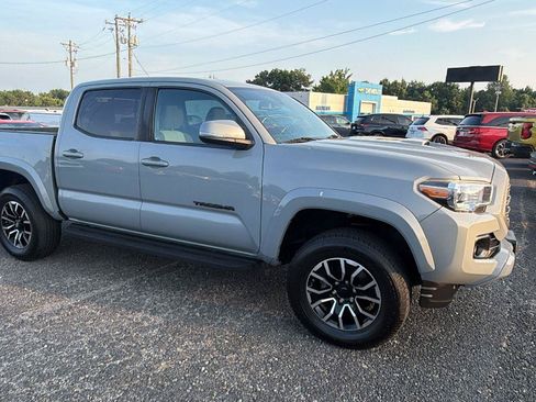 Used 2020 Toyota Tacoma TRD Sport AWD/4WD image 6