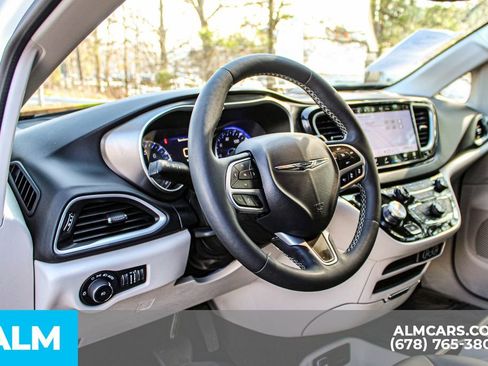 Used 2024 Chrysler Pacifica Touring-L FWD image 25