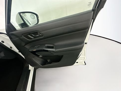 Used 2025 Nissan Pathfinder SV AWD/4WD image 33