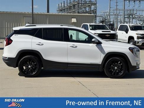 Certified 2023 GMC Terrain SLT w/ Infotainment Package II AWD/4WD image 3