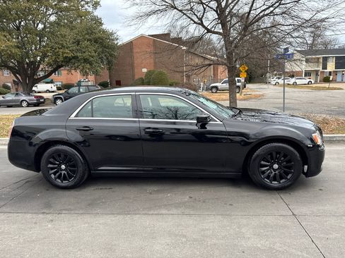 Used 2013 Chrysler 300 image 8
