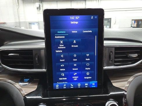 Used 2022 Ford Explorer Limited w/ Limited Technology Package image 35