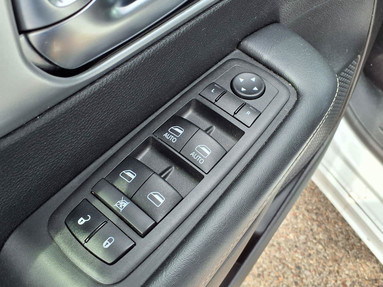 Used 2024 Chrysler Pacifica Limited FWD image 15