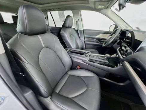 Used 2024 Toyota Grand Highlander AWD image 29