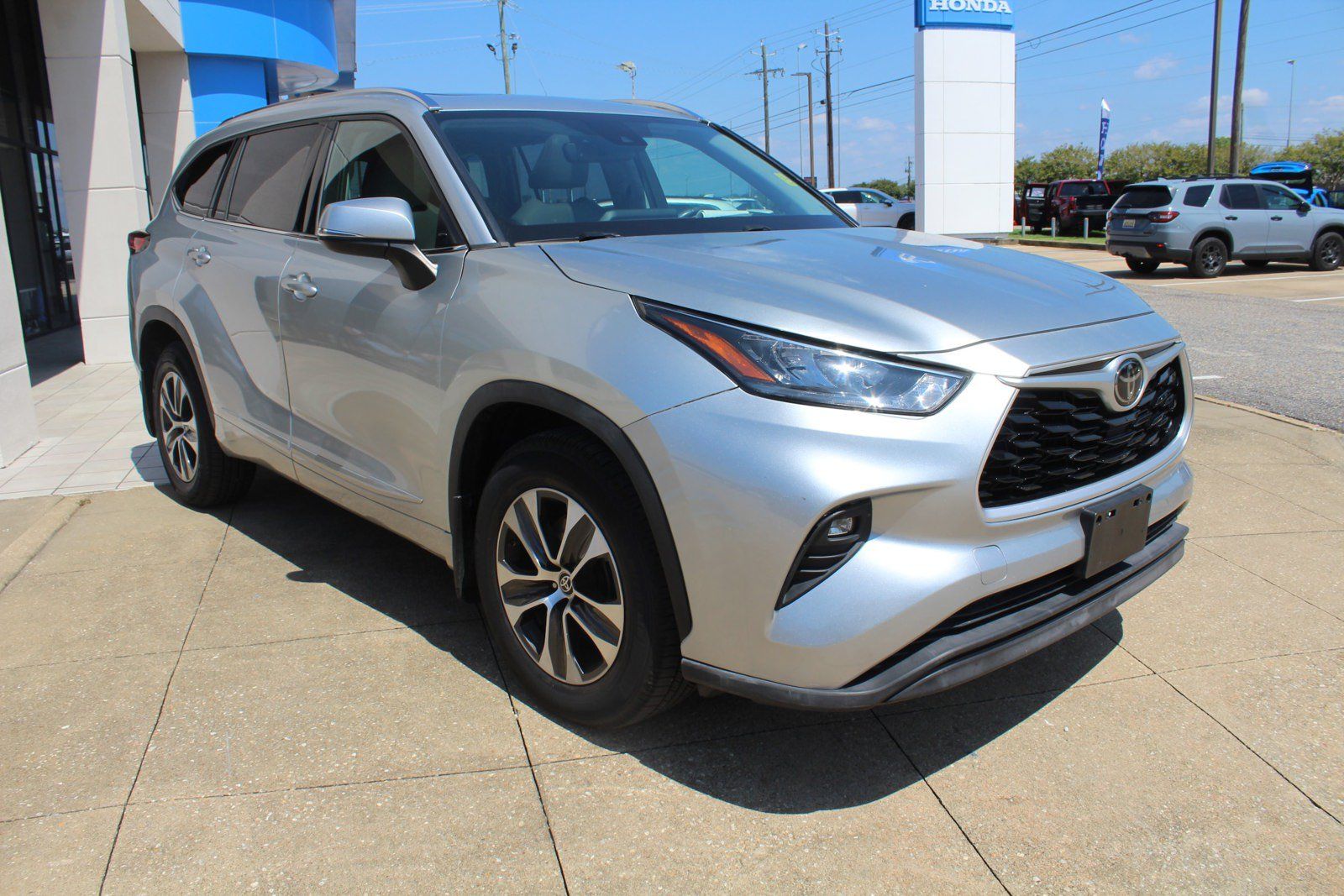 Used 2020 Toyota Highlander XLE AWD/4WD image 1