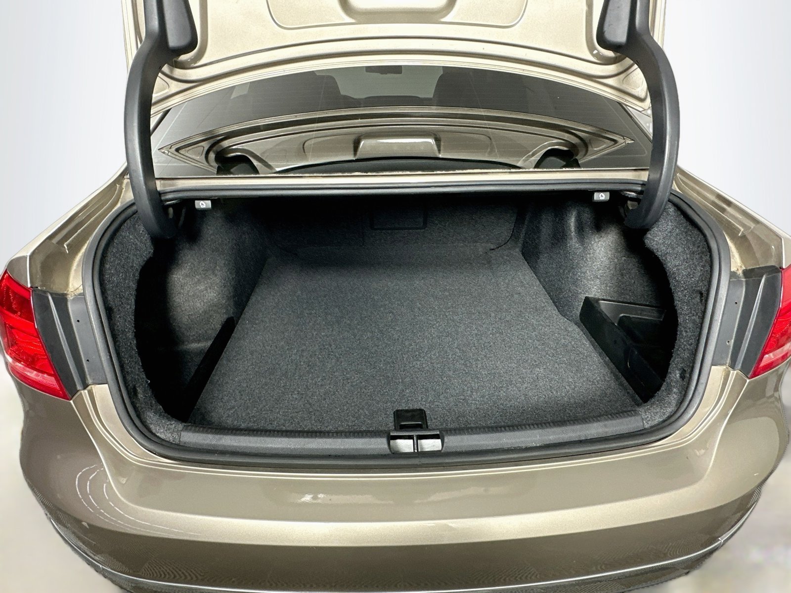 Used 2015 Volkswagen Passat TDI SEL Premium FWD image 27