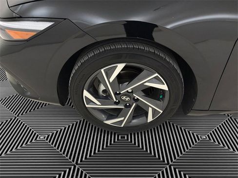 Used 2024 Hyundai Elantra Limited image 9