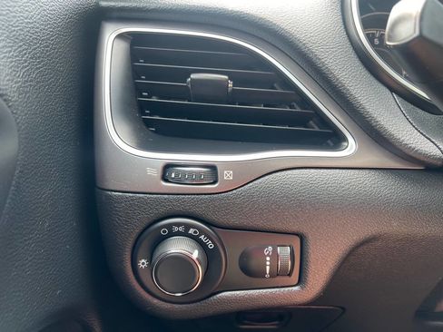 Used 2020 Jeep Cherokee Latitude image 16