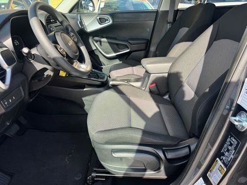 Certified 2025 Kia Soul LX image 18