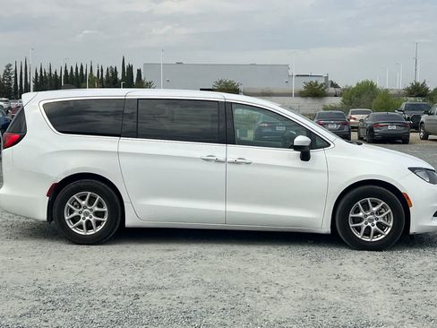 Used 2022 Chrysler Voyager LX FWD image 8