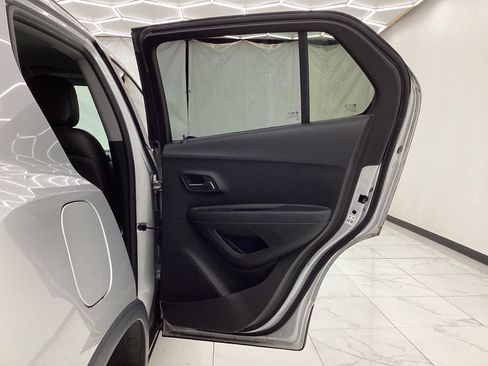 Used 2018 Chevrolet Trax LT w/ LT Convenience Package image 25