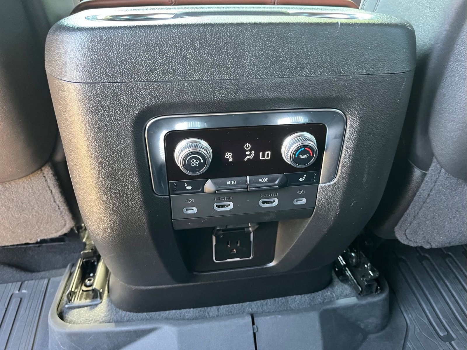 Used 2023 GMC Yukon XL Denali Ultimate w/ LPO, Floor Liner Package AWD/4WD image 32