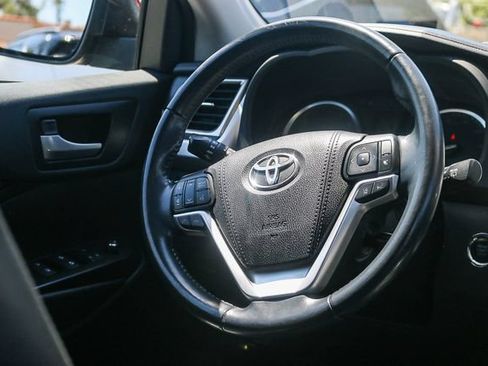 Used 2018 Toyota Highlander SE FWD image 18