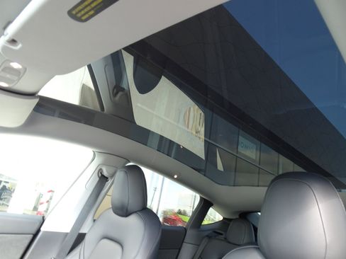 Used 2021 Tesla Model Y Long Range image 11