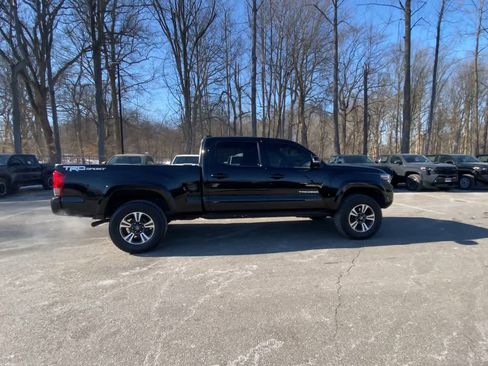 Used 2016 Toyota Tacoma TRD Sport image 9