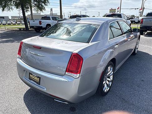 Used 2018 Chrysler 300 Limited RWD image 5