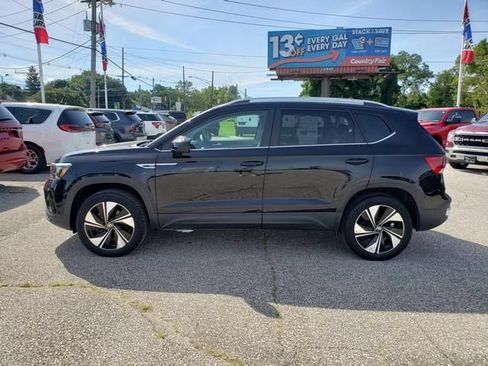 Used 2023 Volkswagen Taos SE w/ Panoramic Sunroof Package AWD/4WD image 7