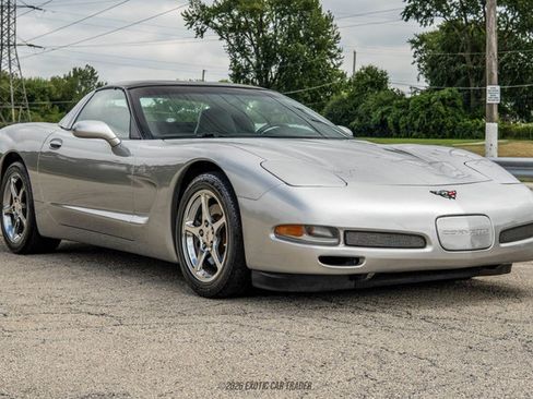 Used 2004 Chevrolet Corvette Coupe w/ Roof Package RWD image 10