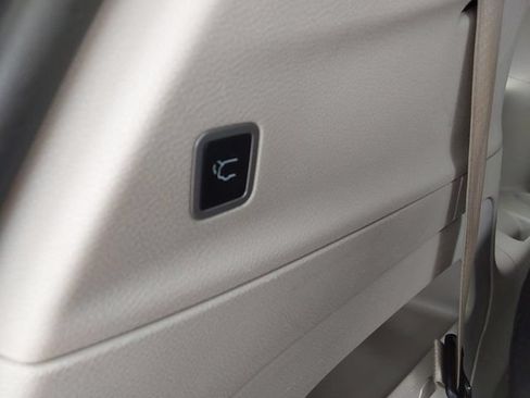 Used 2024 Chrysler Pacifica Touring-L FWD image 9