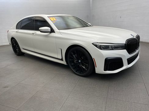 Used 2021 BMW 740i w/ M Sport Package RWD image 4