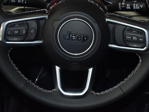 Used 2023 Jeep Wrangler Unlimited Sahara AWD/4WD image 26