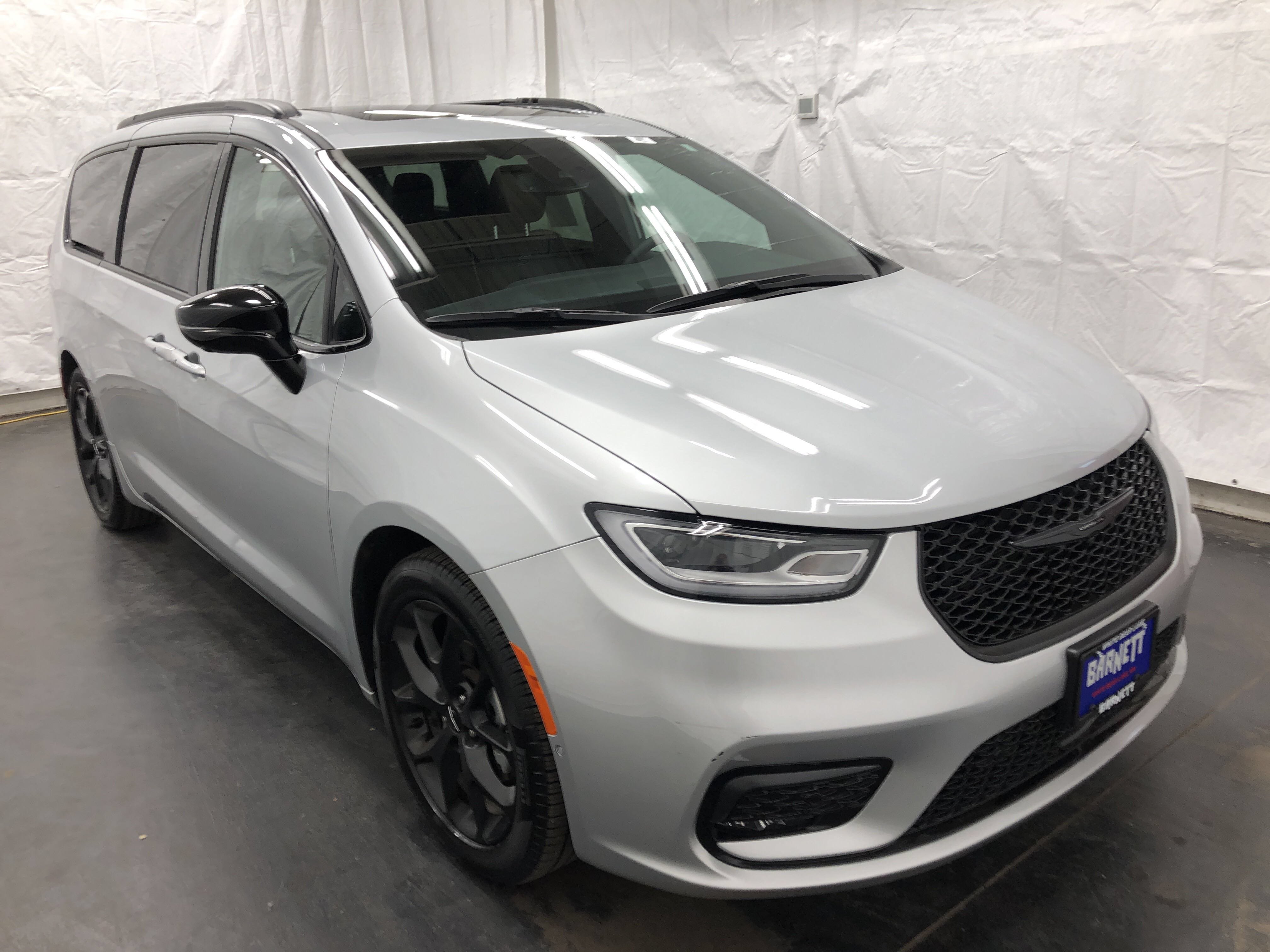 Used 2024 Chrysler Pacifica Limited w/ Uconnect Theater Family Group FWD image 3