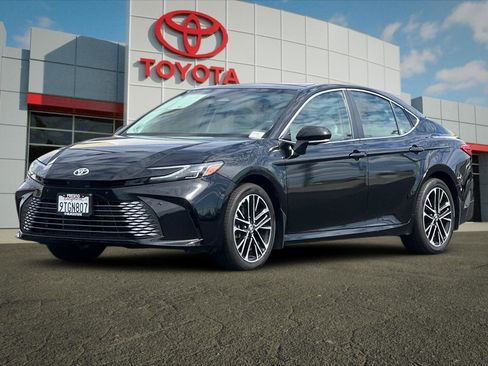 Used 2025 Toyota Camry XLE w/ Premium Plus Package image 7