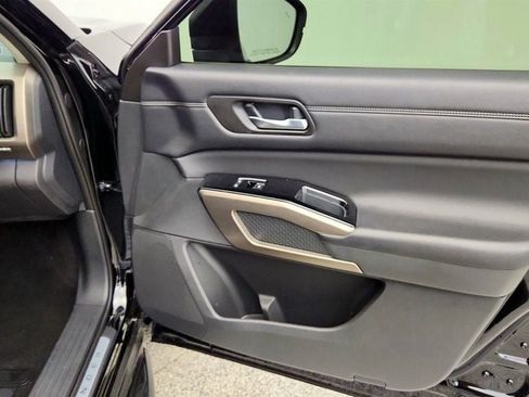 Used 2024 Nissan Pathfinder Platinum w/ Black Appearance Package AWD/4WD image 27