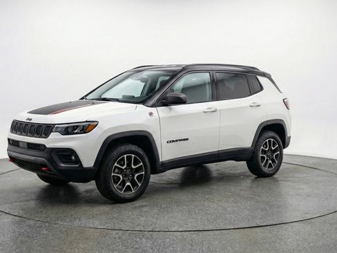 Used 2025 Jeep Compass Trailhawk image 2