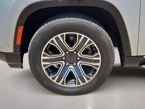 Used 2024 Jeep Wagoneer L Series II w/ Flexible Seating Group AWD/4WD image 10