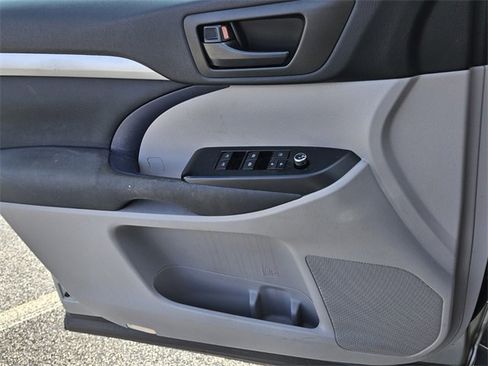 Used 2019 Toyota Highlander LE image 30