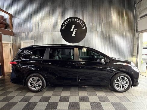 Used 2023 Toyota Sienna XSE AWD/4WD image 8