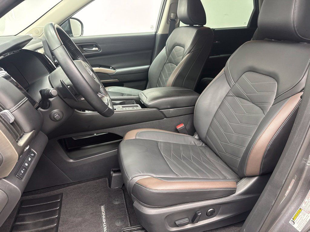 Used 2025 Nissan Pathfinder Platinum FWD image 14