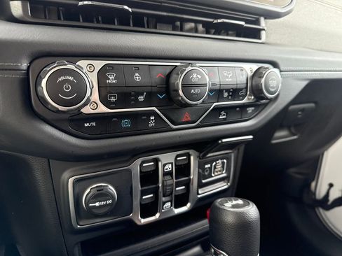 Used 2025 Jeep Wrangler Unlimited Sahara image 20