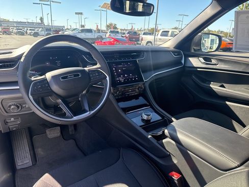 Certified 2024 Jeep Grand Cherokee Laredo w/ Luxury Tech Group I image 16