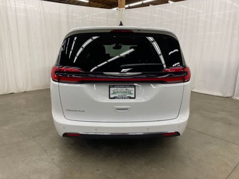 Used 2024 Chrysler Pacifica Touring-L FWD image 5