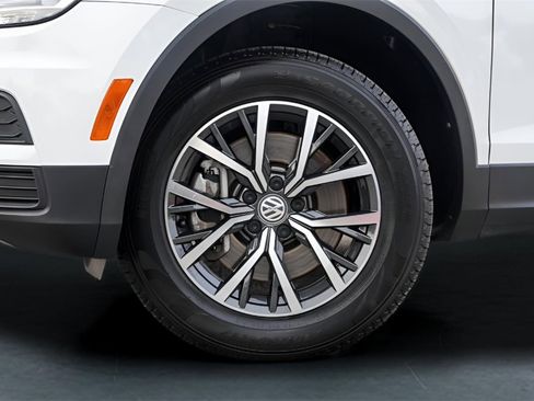 Used 2020 Volkswagen Tiguan SE w/ Panoramic Sunroof Package image 4
