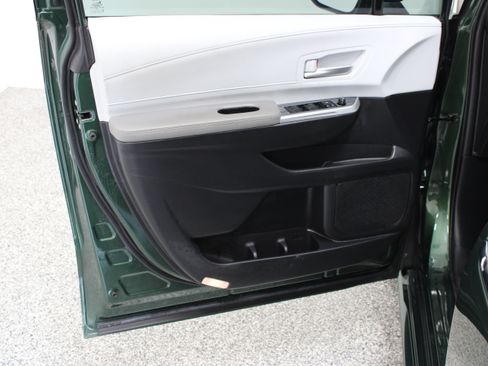 Used 2026 Toyota Sienna XLE FWD image 12