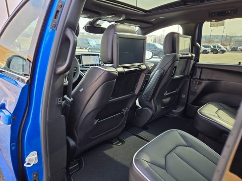 New 2026 Chrysler Pacifica Limited w/ Uconnect Theater Family Group image 27