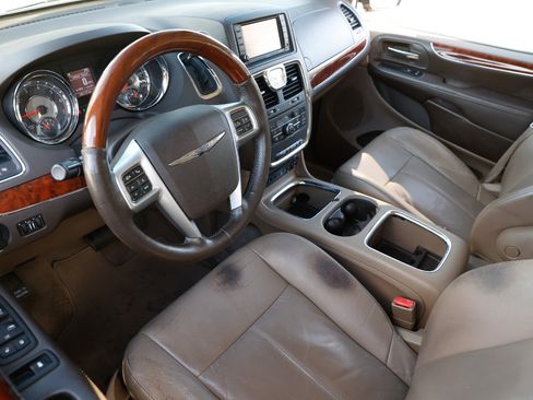 Used 2012 Chrysler Town & Country Limited image 6